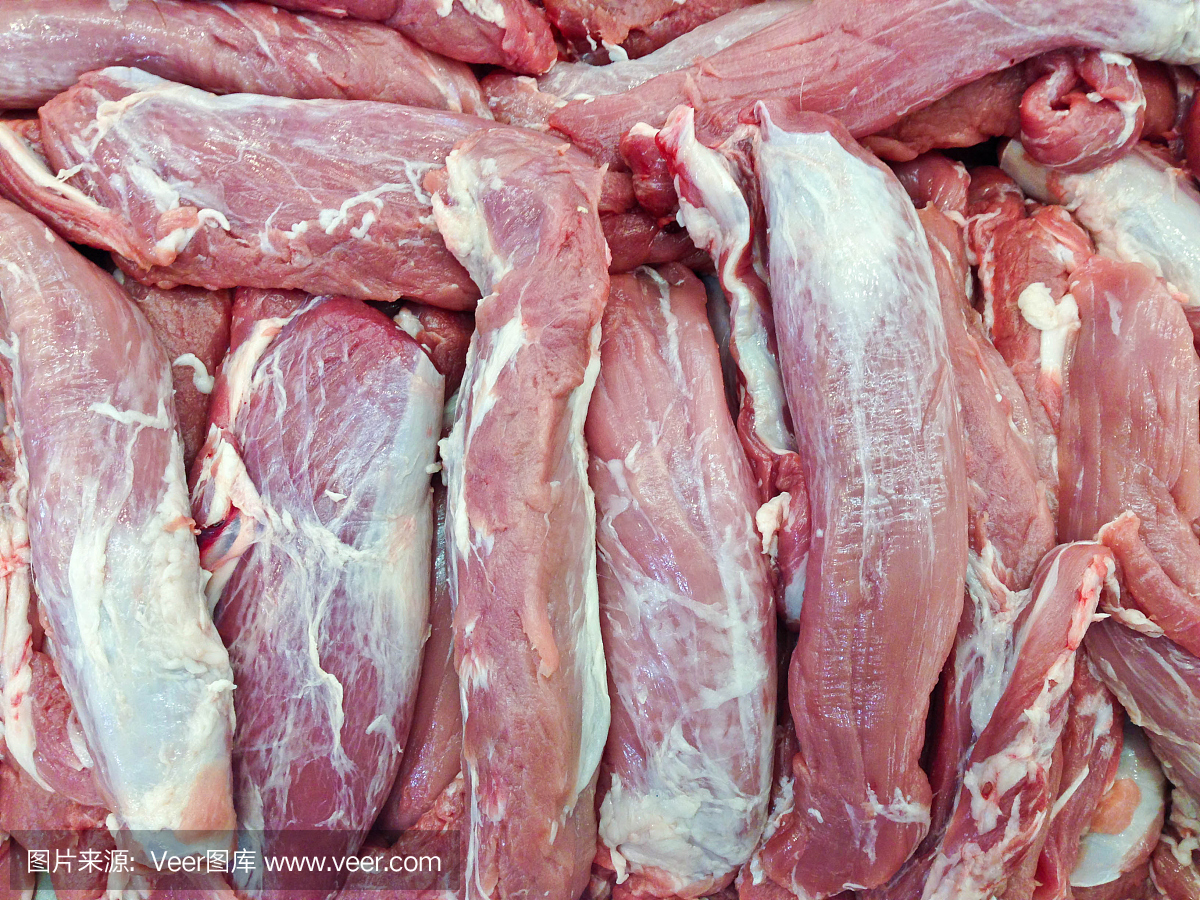 市场上出售的新鲜生猪肉。